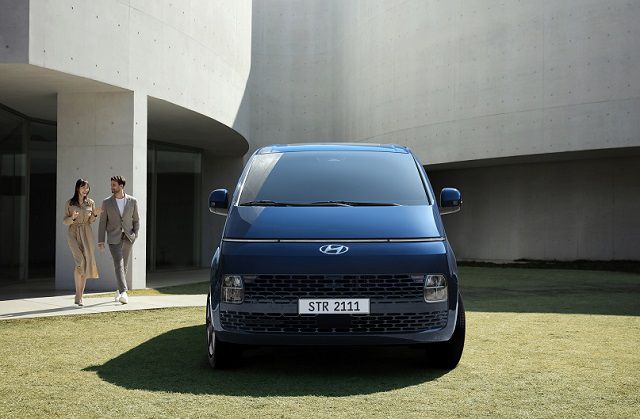 스타리아 일반 모델의 전면부는 후드와 범퍼를 가로지르는 얇고 긴 차폭등과 주간주행등, 차체와 동일한 색상의 라디에이터 그릴, 헤드램프, 범퍼를 통해 일체감을 강조했다. /현대차 제공