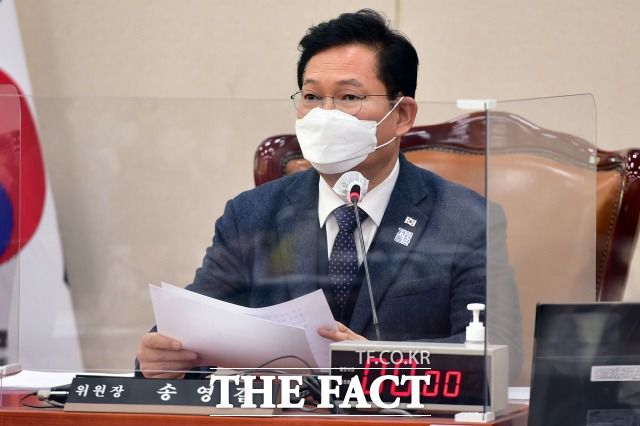 더불어민주당 당권주자인 송영길 의원이 13일 무주택자 대상 대출 규제를 풀어야 한다고 주장했다. 지난 2월 8일 국회 외교통일위원회 전체회의에서 발언하는 송 의원. /남윤호 기자