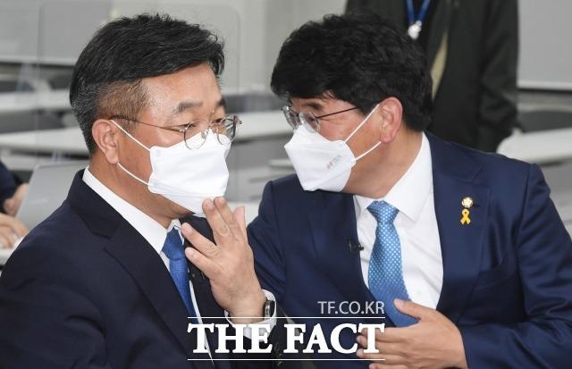 윤호중, 박완주 후보는 강성 친문 대응, 원구성 재협상 등에 대해 입장차를 보였다. 13일 서울 여의도 민주당 중앙당사에서 제2기 더불어민주당 원내대표 후보자 합동토론회를 준비하는 윤호중(왼쪽), 박완주 더불어민주당 원내대표 후보자. /남윤호 기자