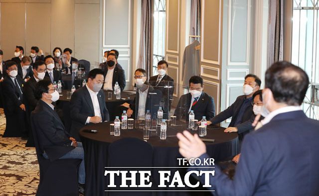 12일 오전 서울 여의도 켄싱턴호텔에서 열린 4·7 재보선 참패 후 더불어민주당의 쇄신 진로를 위한 재선의원간담회에서 좌장 역할을 맡은 김철민 의원의 발언을 참석 의원들이 경청하는 모습. /남윤호 기자