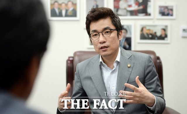 국회의원에서 3년 차 기업경영인으로 변신한 김 전 의원은 "작든 크든 세계 1등 콘텐츠를 만들고 싶다"고 포부를 밝혔다. 지난 2014년 새누리당 국회의원 당시 김상민 전 의원. /더팩트 DB