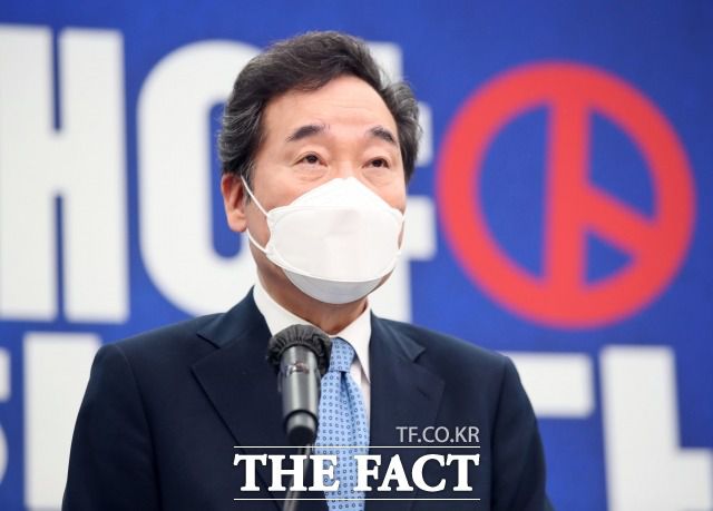 이낙연 전 더불어민주당 대표가 15일 "반성과 쇄신을 통해 국민 신임을 다시 받는 일에 모든 힘을 보태겠다"고 밝혔다. 지난 7일 서울 여의도 국회에서 더불어민주당 4·7 재보궐선거 투표독려 기자회견하는 이 전 대표. /국회=이새롬 기자