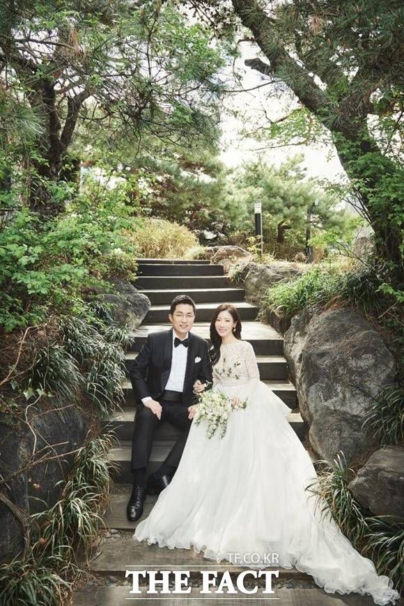 김상민 전 국회의원이 15일 서울대 음대 국악과를 졸업하고 광고 성우로 활동하는 11살 연하의 이민하 씨와 웨딩마치를 울렸다. 김 전 의원은 지난 2017년 정치권을 떠나 현재는 ㈜이롬의 대표이사로 재직 중이다./김상민 이롬 대표 SNS 갈무리