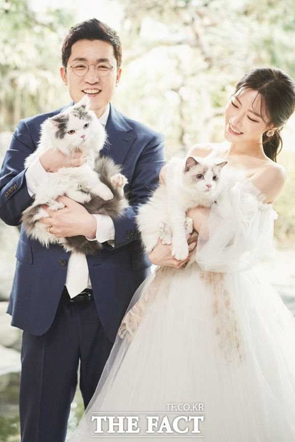 김상민 전 의원은 아내 이민하 씨의 영향을 받으며 애묘인이 됐다. 두 사람이 반졸업하고 광고성우로 활동하는 11살 연하의 이민하 씨와 웨딩마치를 울렸다. /김상민 이롬 대표 SNS 갈무리