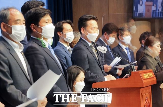 최고위원에 초선 그룹, 이재명계가 진출할지도 전당대회 관전 포인트다. 지난 9일 오후 소통관에서 기자회견을 열고 보궐선거 패배에 대한 입장문을 발표하는 민주당 초선의원들. /남윤호 기자