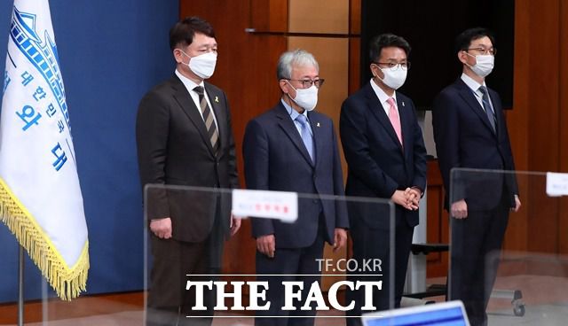 이철희 신임 대통령비서실 정무수석을 비롯한 신임 청와대 참모진이 16일 오후 청와대 춘추관 대브리핑룸에서 인사말을 하기 위해 대기하고 있다. 왼쪽부터 최재성 전 정무수석, 이태한 신임 사회수석, 이철희 정무수석, 윤창렬 신임 국무조정실 국무 2차장. /뉴시스