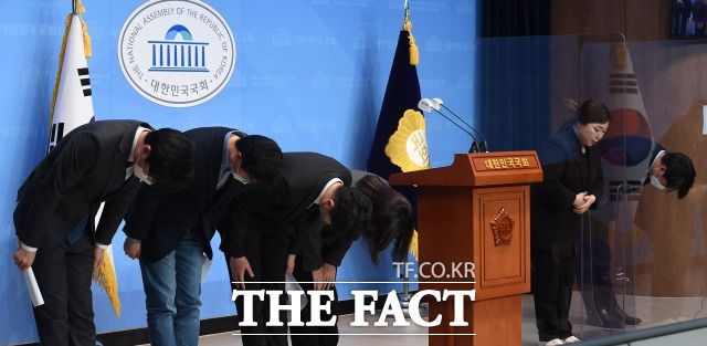 4·7 재보선 참패 원인으로 '조국 사태' 등을 언급했던 초선들에 대한 강성 지지층의 비난이 거세지자 초선 의원들도 침묵하고 있다. 9일 오전 서울 여의도 국회 소통관에서 '더불어민주당 2030의원 입장문' 발표에 앞서 고개숙이는 전용기, 오영환, 이소영, 장경태, 장철민 의원. /남윤호 기자