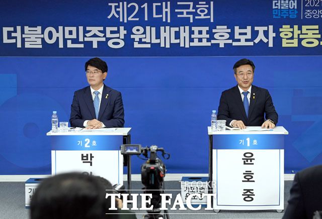 당내 열린 소통 문화 조성은 새 지도부의 과제로 떠올랐다. 15일 오전 서울 여의도 더불어민주당 중앙당사에서 열린 원내대표 후보자 합동토론회에서 왼쪽부터 박완주, 윤호중 의원. /남윤호 기자