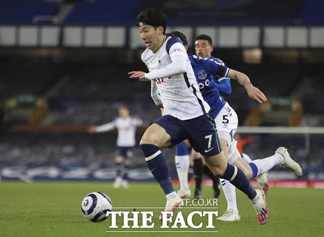 '슈퍼 소니' 손흥민이 '인종차별 논란'을 딛고 17일 에버턴과 원정경기에서 상대 수비수를 따돌리는 폭풍 드리블을 펼치고 있다./리버풀=AP.뉴시스