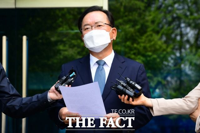 16일 오후 서울 종로구 금융감독원연수원 앞에서 총리 지명에 대한 소감을 말하고 있는 김부겸 전 행정안전부 장관. /남윤호 기자