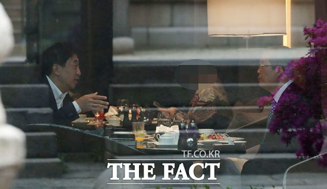 16일 오전 서울 중구 소공동의 한 호텔에서 조찬 회동을 갖고 있는 김종인 전 국민의힘 비상대책위원장(오른쪽)과 금태섭 전 의원. /국회사진취재단