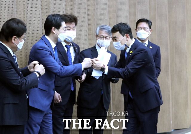 16일 국회 소통관에서 최고위원 출마선언 기자회견을 마치고 동료의원들의 격려를 받고 있는 김용민 민주당 의원. /국회사진취재단