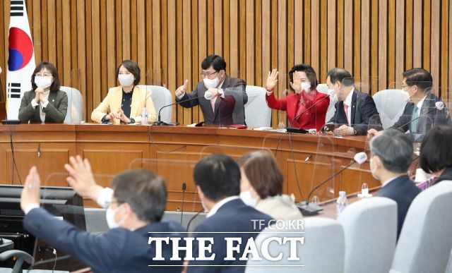 전문가들은 국민의힘이 변화된 모습을 위해 초·재선 의원이 나서야 한다고 입을 모았다. 지난 14일 오후 열린 초선의원 간담회. /남윤호 기자