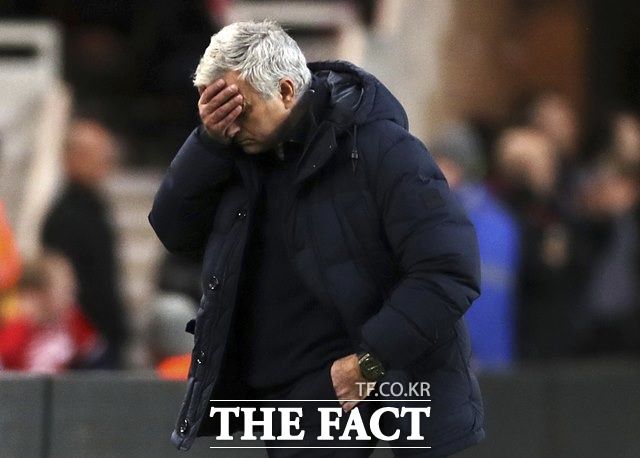 팬들의 기대를 채워주지 못 하고 토트넘 지휘봉을 내려놓은 무리뉴 감독./미들즈브러=AP.뉴시스