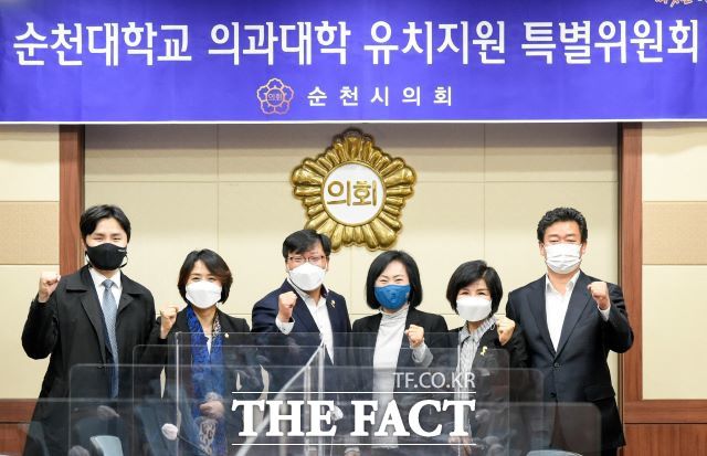 '순천대학교 의과대학 유치지원 특별위원회' 이현재 위원장(왼편에서 세번째)과 위원들./순천시 의회