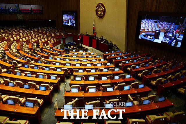 이날 홍 부총리는 모더나 백신 수급 계획과 함께 경제성장률 전망을 내놨다. 본회의 후반 국민의힘 의원들의 퇴장으로 의석 대부분이 비어있다. /남윤호 기자