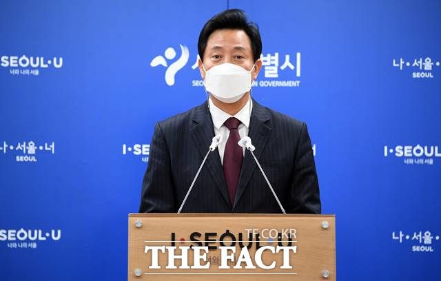 오세훈 서울시장이 문재인 대통령과 오찬 자리에서 이명박·박근혜 전 대통령의 사면을 건의했다. 오 시장이 21일 시청에서 브리핑을 열고 문 대통령과 오찬 자리에서 건의한 내용을 설명하고 있다. /서울시 제공