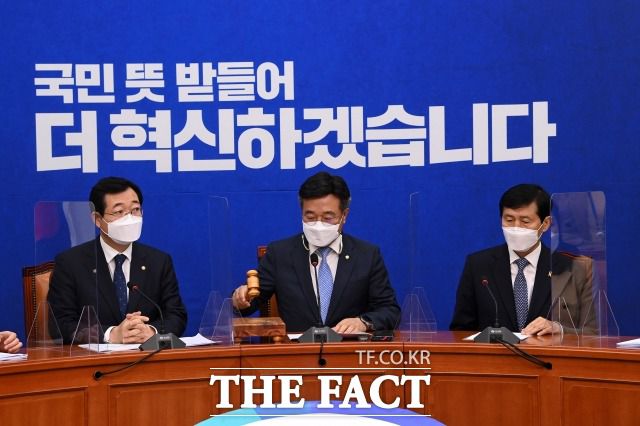 윤호중 더불어민주당 비상대책위원장이 "상반기 내 1200만 명 백신접종, 11월 집단면역을 위해 최선을 다하겠다"고 밝혔다. 지난 19일 민주당 비상대책위원회의에서 의사봉 두드리는 윤 위원장.(가운데) /남윤호 기자