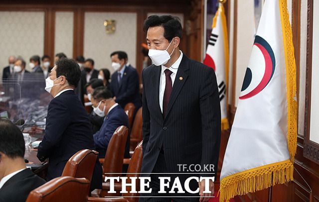 오세훈 서울시장이 문재인 대통령과 오찬 자리에서 이명박·박근혜 전 대통령의 사면을 건의했다. 오 시장이 20일 서울 종로구 정부서울청사에서 열린 국무회의에 참석하고 있다. /김현민 기자