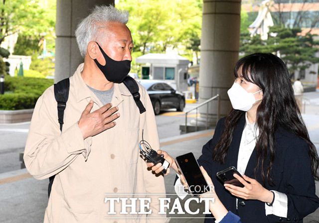 21일 일본군 위안부 피해자들을 명예훼손 한 혐의로 기소된 류석춘 전 연세대 교수가 법원에 출석하며 위안부 손배소 각하 결정을 두고 "외교적 현실에 눈을 뜬 것 같다"라고 밝혔다. /임세준 기자