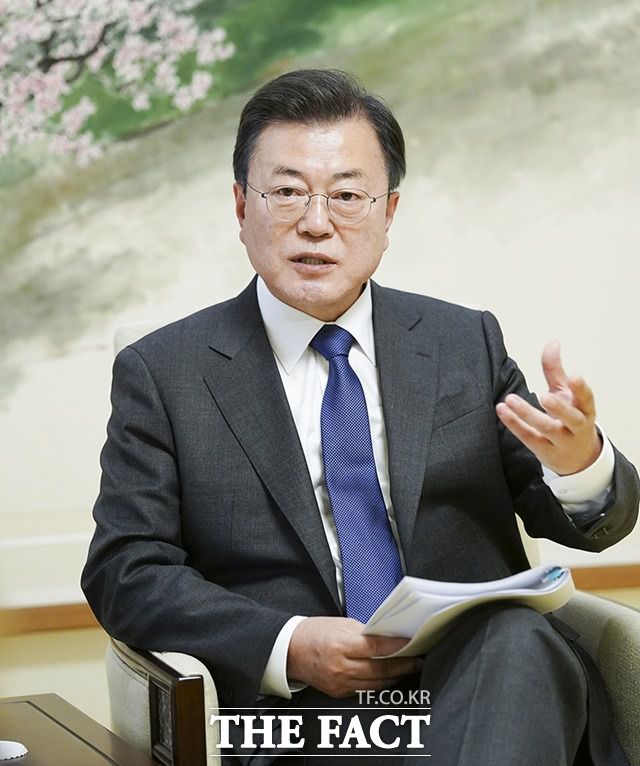 문재인 대통령은 최근 뉴스타임스와의 인터뷰에서 비핵화 등 북한 문제 해결을 위해 "조 바이든 미국 대통령이 북한 김정은 정권과의 대화에 나서야 한다"고 촉구했다. 문 대통령이 지난 16일 청와대 상춘재에서 뉴욕타임스와 인터뷰 하는 모습. /청와대 제공