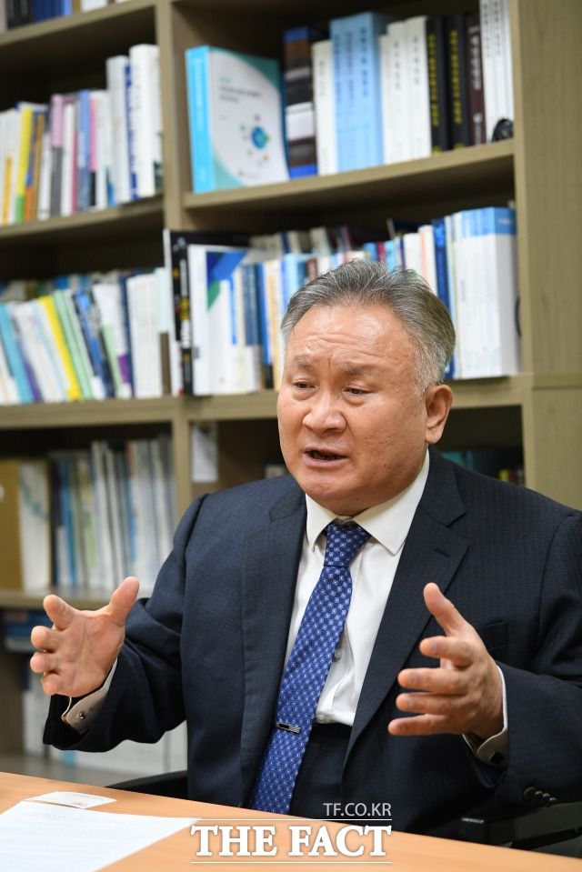 조국 전 장관은 민주당에 어떤 존재인지를 묻자 이 의원은 "저도 조국 전 장관을 잘 알지만 누구도 성역화하거나 우상시해선 안 되지 않나. 그런데 우리 당에는 대통령에 대해서도 일정 부분 성역화 비슷한 분위기가 있는 것 같다"고 의아해했다. /남윤호 기자