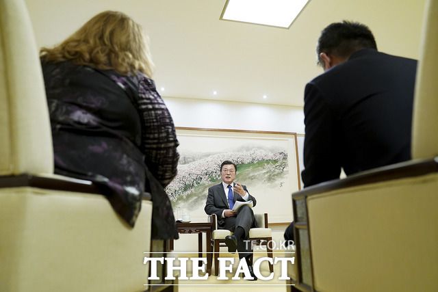 문 대통령이 지난 16일 청와대 상춘재에서 NYT와 인터뷰를 진행하고 있다. /청와대 제공