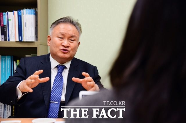 이 의원은 "강성당원 지지를 얻어내야 하기 때문에 지도부에 출마한 사람들이 강성 모드로 나가는 점이 있는 것도 사실이다. 그런 점도 구조적으로, 제도적으로 개선이 필요하다"고 주장했다. 그는 또, 차기 지도부가 한쪽에 휩쓸리지 않고 중심을 잡아야 한다고 당부했다. /남윤호 기자