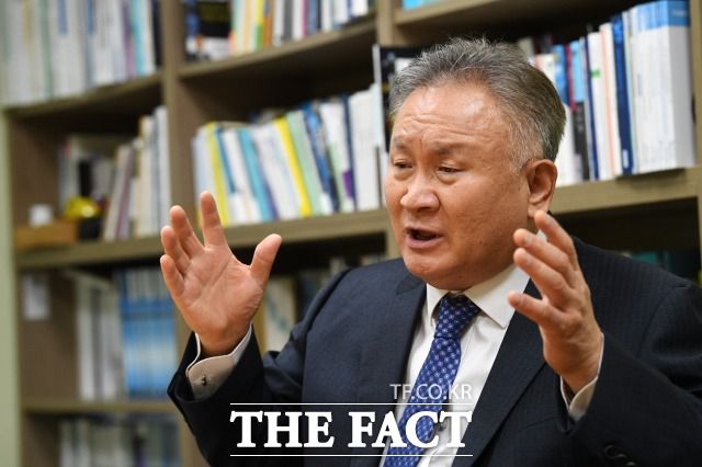 5선 중진 이상민 더불어민주당 의원은 재보선 참패 이후 당내 쇄신 움직임에 대해 "치열함이 부족하다"고 평가했다. 중앙당 선거관리위원회 위원장인 이 의원은 차기 지도부에 대해 "특정 세력이나 강성 당원에 휘둘리지 않도록 중심을 잡고 당이 나아가야 할 정체성, 방향을 확고한 신념과 리더십을 갖춰야 한다"고 강조했다. /국회=남윤호 기자