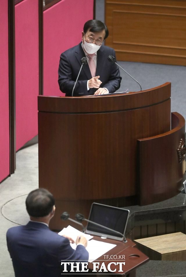 서병수 국민의힘 의원은 지난 20일 경제 분야 대정부질문에서 "박근혜 전 대통령이 탄핵될 만큼 위법한 짓을 저질렀느냐"라며 탄핵이 부당하다고 말해 논란이 됐다. /남윤호 기자