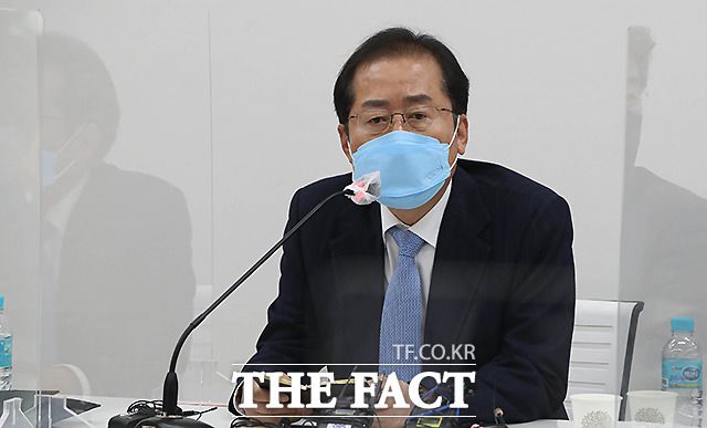 홍준표 무소속 의원이 윤석열 전 검찰총장과 이재명 경기도지사를 각각 '조폭 리더쉽', '양아치 리더쉽'에 빗대며 깎아내렸다. 홍 의원이 3월 18일 서울 용강동 마포포럼에서 열린 제26차 '더좋은 세상으로' 세미나에 참석해 발언하고 있다. /국회사진취재단