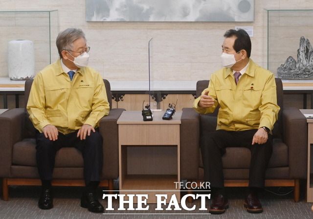 정세균 전 국무총리가 러시아산 백신 도입을 주장한 이재명 경기지사를 26일 또 저격했다. 2020년 12월 9일 경기도청에서 열린 신종 코로나바이러스 감염증(코로나19) 대응 중앙재난안전대책본부회의에 앞서 대화하는 정세균 국무총리(오른쪽)와 이재명 경기도지사. /뉴시스