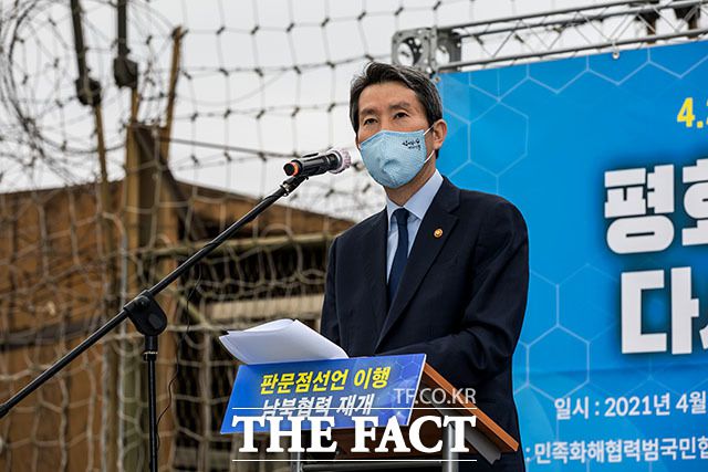 이인영 통일부 장관이 27일 오전 경기도 파주시 장단면 희망로 307 통일부 남북출입사무소 북단 DMZ 통문 앞에서 열린 4.27 판문점선언 3주년 기념행사에서 인사말을 하고 있다. /사진공동취재단