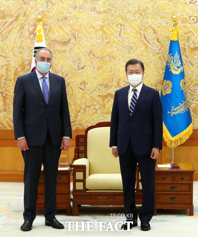 문재인 대통령이 27일 오후 청와대 본관에서 스탠리 어크 노바백스사 CEO와 기념촬영을 하고 있다. /뉴시스