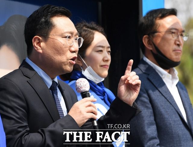 지난해 4월 총선에서 고민정 민주당 광진구을 국회의원 후보 지원유세 당시 양정철 민주연구원장(왼쪽). /배정한 기자