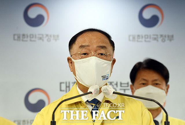 정부가 백신과 관련한 각종 논란에 대해 직접적으로 반론을 펼치면서 해명 위주였던 기존과 다른 기조를 보이고 있다. 홍남기 국무총리 직무대행이 26일 오전 서울 종로구 정부서울청사 합동브리핑실에서 백신 수급 관련 대국민 담화를 발표하고 있다. /임영무 기자