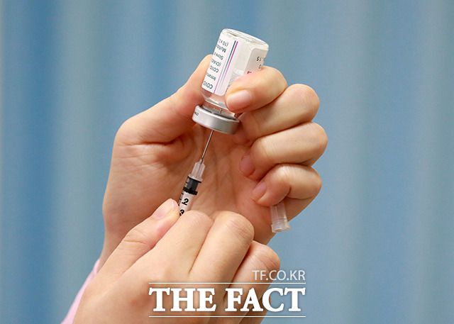 정부가 백신과 관련한 각종 논란에 대해 직접적으로 반론을 펼치면서 해명 위주였던 기존과 다른 기조를 보이고 있다. 2일 오전 서울 마포구보건소에서 한 의료진이 아스트라제네카 코로나19 백신을 주사기에 분주하고 있다. /이동률 기자