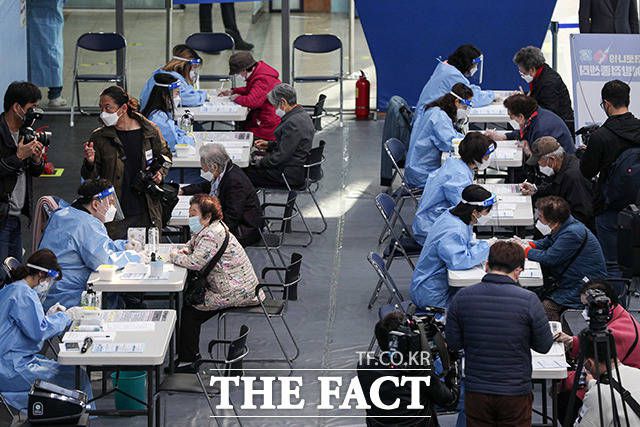 정부가 백신과 관련한 각종 논란에 대해 직접적으로 반론을 펼치면서 해명 위주였던 기존과 다른 기조를 보이고 있다. 만 75세 이상 고령자들에 대한 코로나19 백신 접종이 시작된 1일 서울 송파구 체육문화회관에 마련된 예방접종센터에서 어르신들이 문진표를 작성하고 있다. /사진공동취재단