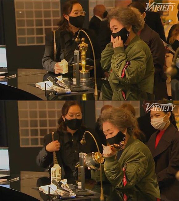 윤여정이 아카데미 여우조연상의 주인공이 되자 다양한 뉴스가 쏟아졌다. 특히 그의 백스테이지 패션 스타일링이 큰 화제를 모았다. /버라이어티 트위터 캡처