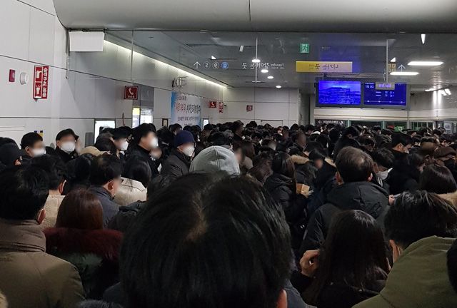 출퇴근 시간대에 김포도시철도 이용객이 과다하게 몰리면서 안전사고 우려가 일고 있다. /김포골드라인 고객의 소리 게시판 갈무리