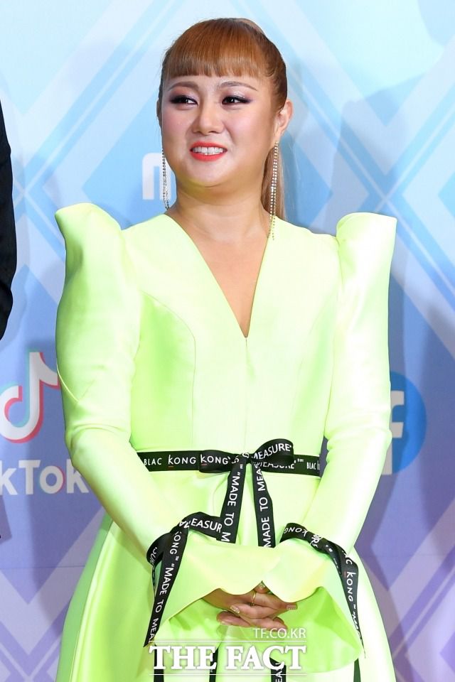 한 유튜브 프로그램에서 성희롱 논란에 휩싸인 개그우먼 박나래가 고발장 접수에 따라 경찰 조사를 받을 전망이다. 사진은 박나래가 지난해 1월 서울 마포구 성암로 MBC 미디어센터에서 열린 '2019 MBC 방송연예대상'에 참석해 포토타임을 갖는 모습. /더팩트 DB