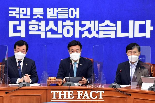 민주당이 새 지도부 선출을 앞둔 가운데 강성 지지층의 '문자 폭탄'을 둘러싼 내홍에 휩싸였다. 윤호중 민주당 원내대표 겸 비상대책위원장이 지난달 30일 국회에서 열린 비상대책위원회의에서 발언하는 모습. /남윤호 기자