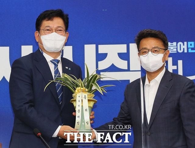 송영길(왼쪽) 더불어민주당 신임 대표가 3일 서울 여의도 국회에서 이철희 청와대 정무수석으로 부터 문재인 대통령의 축하난을 전달받고 있다. /공동취재사진