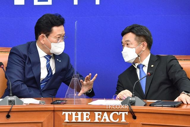 더불어민주당 송영길 대표, 윤호중 원내대표가 3일 서울 여의도 국회에서 열린 최고위원회의에서 대화하고 있다. /공동취재사진