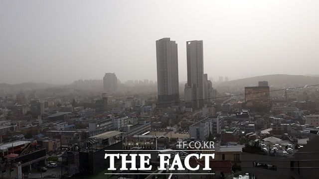 7일 오후 4시50분쯤 청주시 상당구 수동 수암골전망대에서 바라본 시내 전경. 같은 시각 상당구 미세먼지 농도는 208㎍/㎥를 기록했다. / 김영재 기자