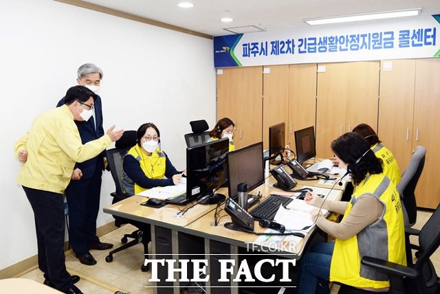 최종환 파주시장은 온라인 신청이 시작된 지난 3일 주무부서인 일자리경제과를 방문 진행 상황을 확인하는 등 직원들을 격려하기도 했다./파주시 제공