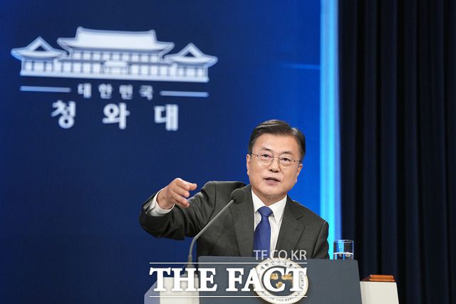 문 대통령이 10일 오전 춘추관에서 취임 4주년 특별연설 후 기자들과 질의응답을 하고 있다. /청와대 제공