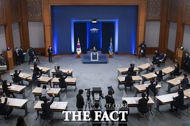 문 대통령이 10일 오전 청와대 춘추관에서 취임 4주년 특별연설을 마친 후 질문을 위해 손을 든 취재진을 지목하고 있다. /청와대 제공