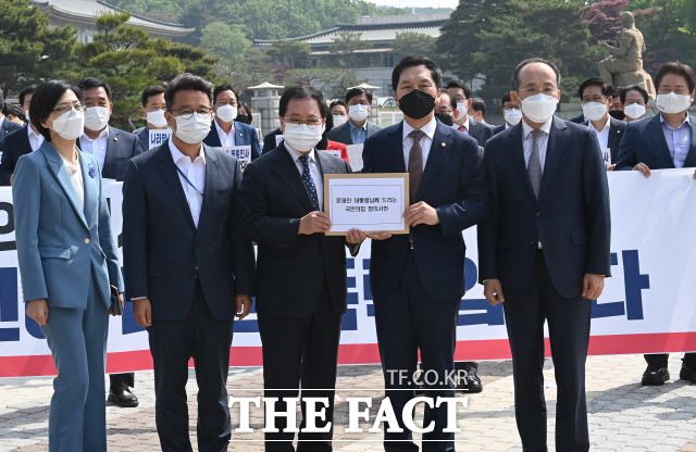 김기현(오른쪽 두 번째) 국민의힘 당대표 권한대행 겸 원내대표와 의원들은 유영민 대통령 비서실장에게 김부겸 국무총리 인준 강행을 규탄하는 항의서를 전달하기도 했다. /국회사진취재단