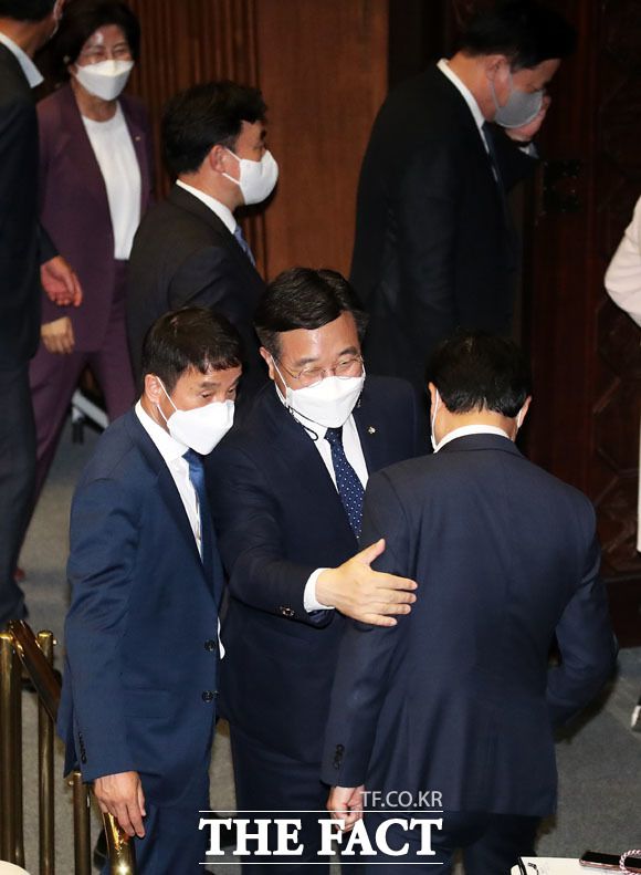 민주당은 "한 발 양보했으니 두 발 물러나라고 대통령의 인사를 정치권의 흥정거리로 만든 행태는 유감스럽지 않을 수 없다"며 국민의힘을 향해 날을 세웠다. /남윤호 기자